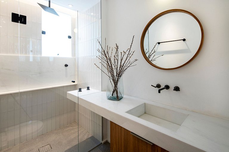 Modern 2BD 3 minutes from the Beach